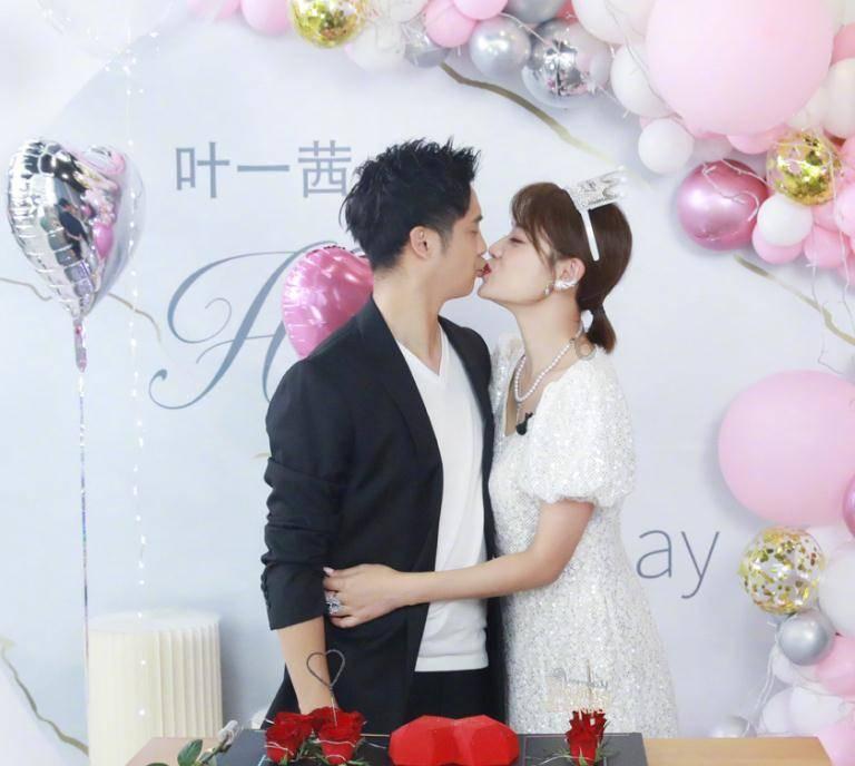 “很心酸!”湖北家长吐槽学校发的被子内破破烂烂,教育局:如属实可联系学校退钱